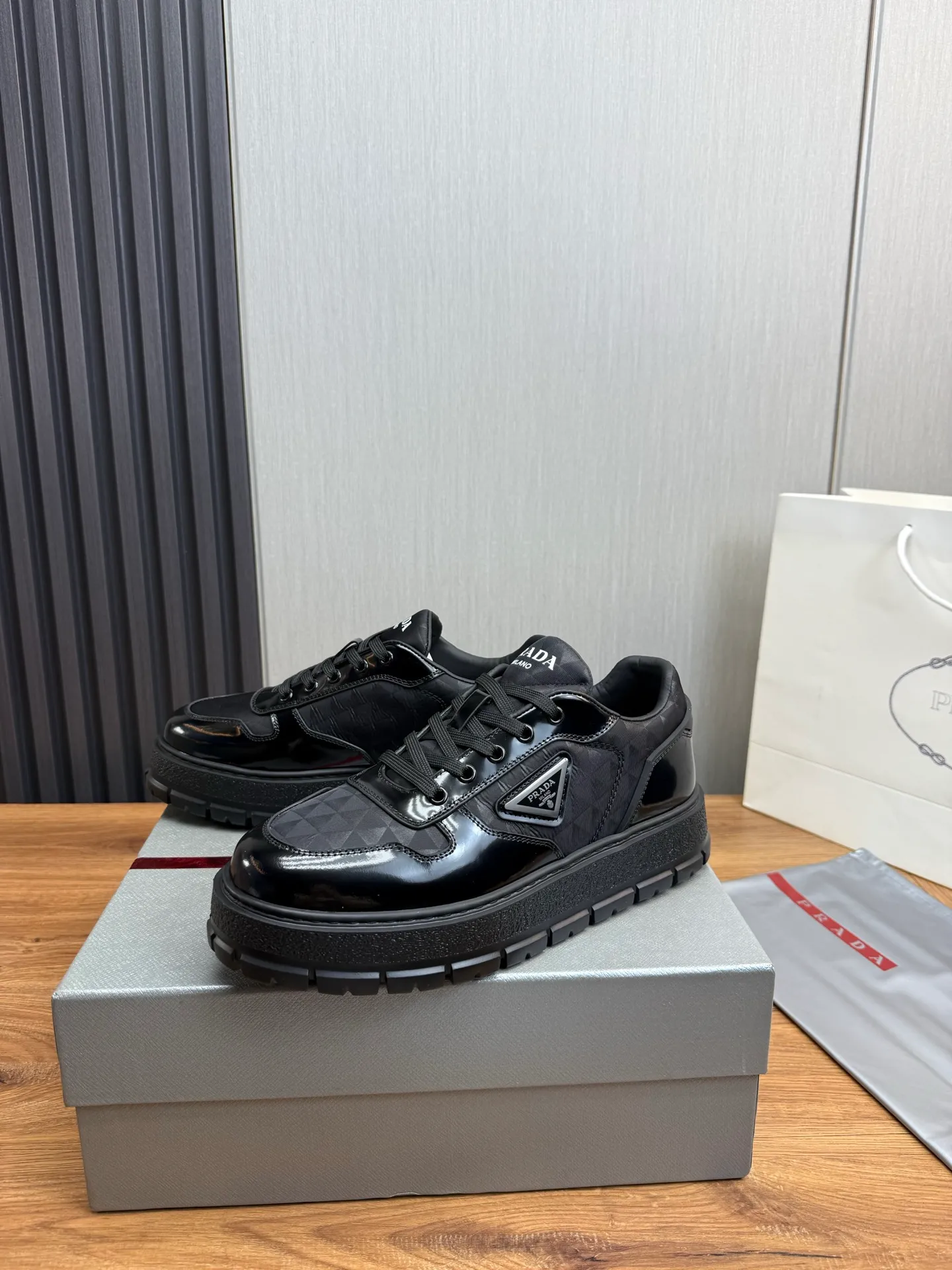 Men's shoes 💰580💰 [PRADA] Autumn and winter hot men's shoes shipped 👏Official website synchronized ⬆️Original fly-woven cowhide fabric + cowhide lining, 1⃣️:1⃣️reproduction, original sole, 38-45 (45. Customized, non-refundable)